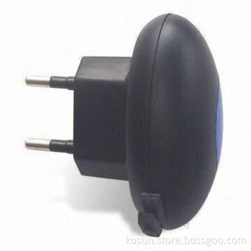 Mobile Phone Travel Charger with Built-in LED Status Indicator and 90 to 240V AC Input Voltage
